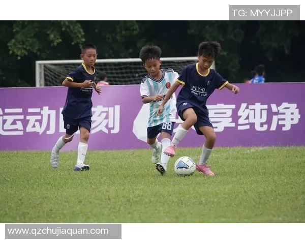 白皙小巧的足球明星女生在绿茵场上展现风采与实力的传奇故事